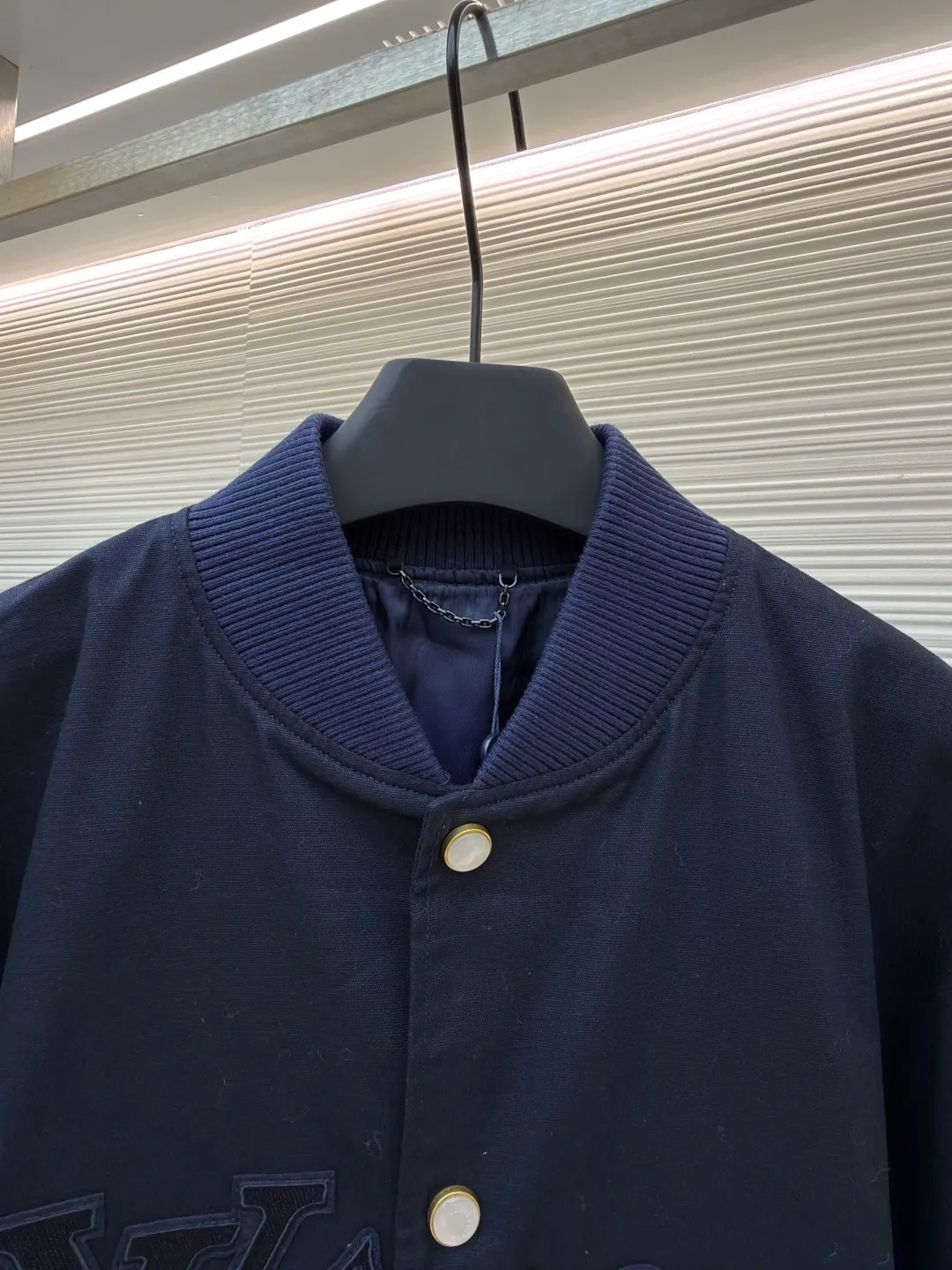 LOUIS VUITTON Little Martin Chapter Jacket ●Original version: 25400 purchased and developed ●Item number: 1680930-C55 ●Fabric: Oxford plain weave fabric ●Technology: embroidery production ●Version: fitted version ●Weight: about 790 grams ●Size: 44-46-48-50 ●Description: The fabric is made of [21s+16s Oxford plain weave], [warp and weft density 120*60], matching [cupro ammonia silk + cotton blended material lining], the front panel [positioning powder sweep template motorcycle left and right chapters], after the chapters are sewn together, there is [restored flower effect], the chapters are embroidered with [Tajima embroidery machine imported from Japan], and the bottom [non-woven cotton embroidery] Thread tatami stitch + outer short stitch hemming three-dimensional embroidery], [laser burning] to accurately cut the finished chapter, the middle microfiber material ear piece is hung with a hand-touch lacquered chain, the four-button buckle is all made of [natural seawater mother-of-pearl], the whole piece is [hand-polished to an oval shape and size], the surface is [letters engraved with a die and lathe], and [hand-made glue] is inlaid in the ancient golden base. The overall wiring is straight and delicate, the fabric is comfortable and soft, and the color is consistent without color difference. It can be matched with the same style to create a fashionable look and control various occasions. Customized accessories, complete with three standards, same style for men and women!